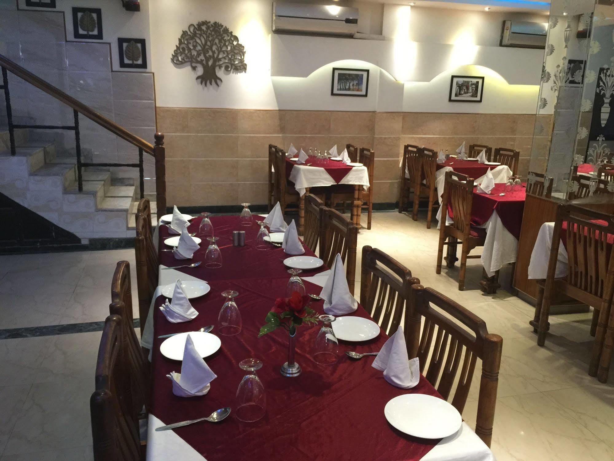 Hotel Ekant Faridabad Esterno foto
