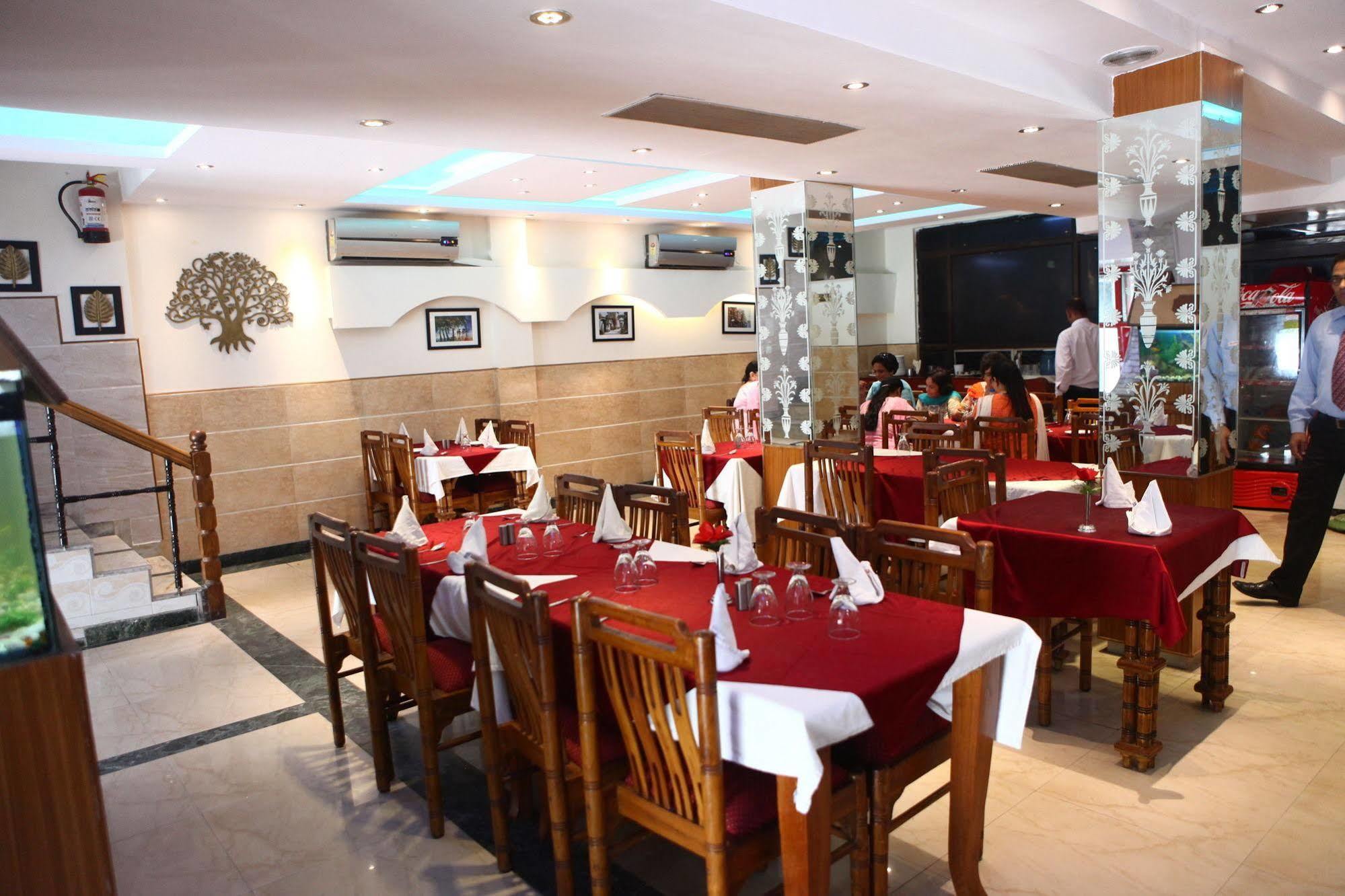 Hotel Ekant Faridabad Esterno foto