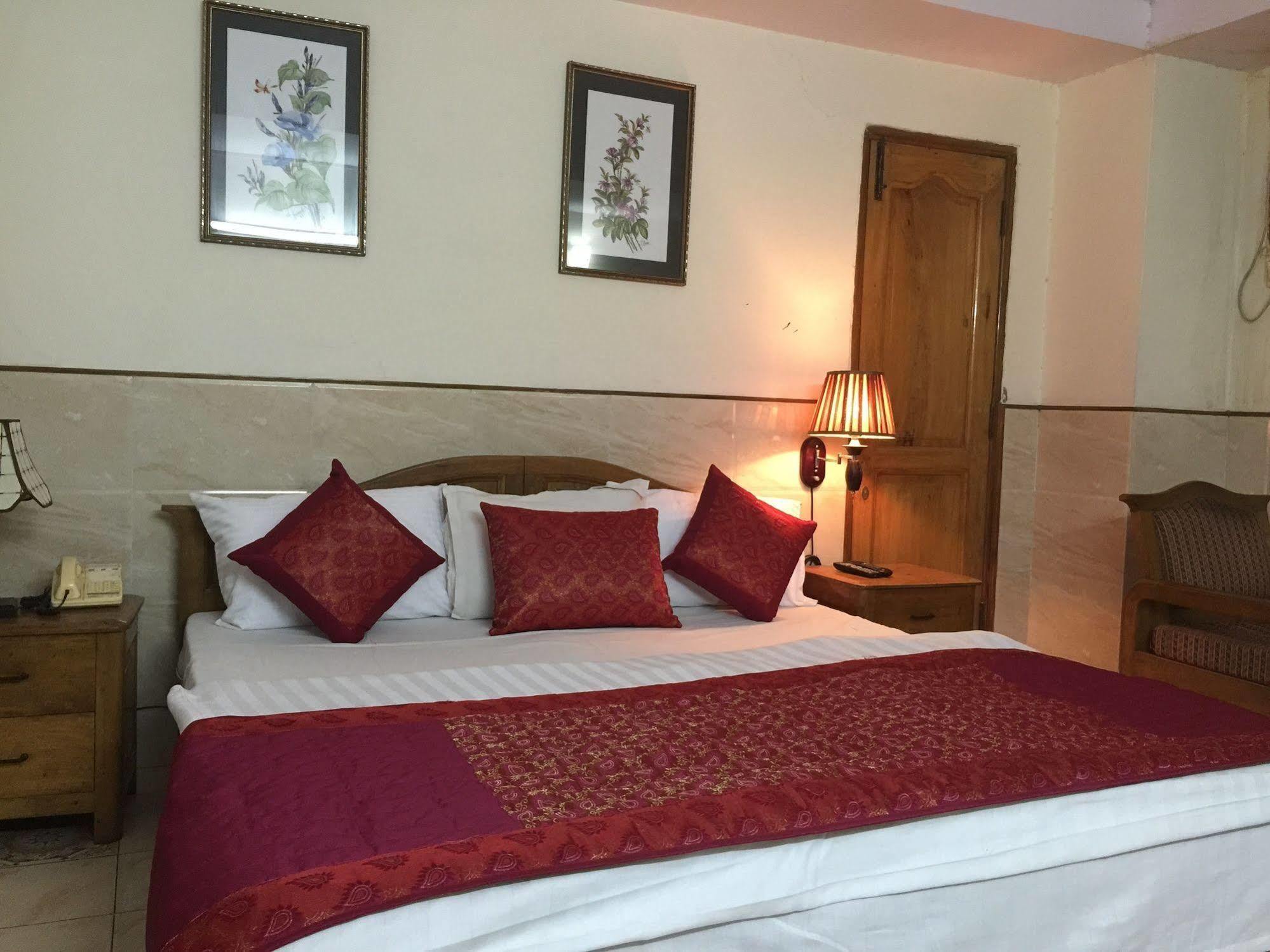 Hotel Ekant Faridabad Esterno foto